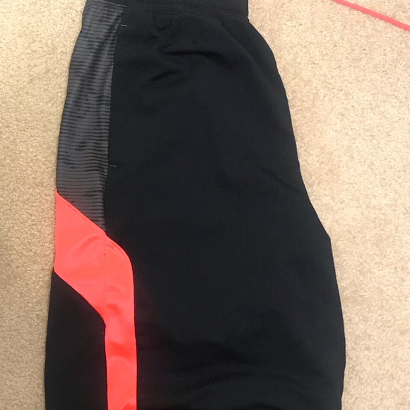 Unisex Under Armor basketball shorts - Picture 2 of 3